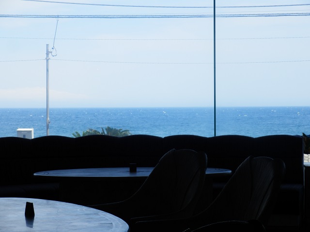 ロビーからも相模灘と伊豆大島の景色をのぞめます。