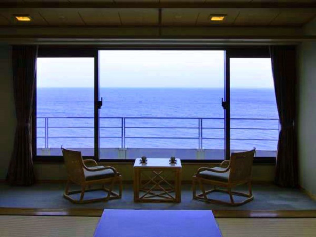 お部屋からは、伊豆大島をはじめ伊豆七島の島々を臨むことができます。