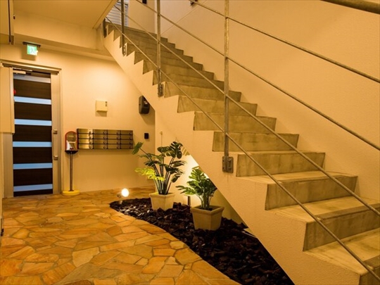 1〜2階がコンドミニアム、2階へは階段でのご利用となります