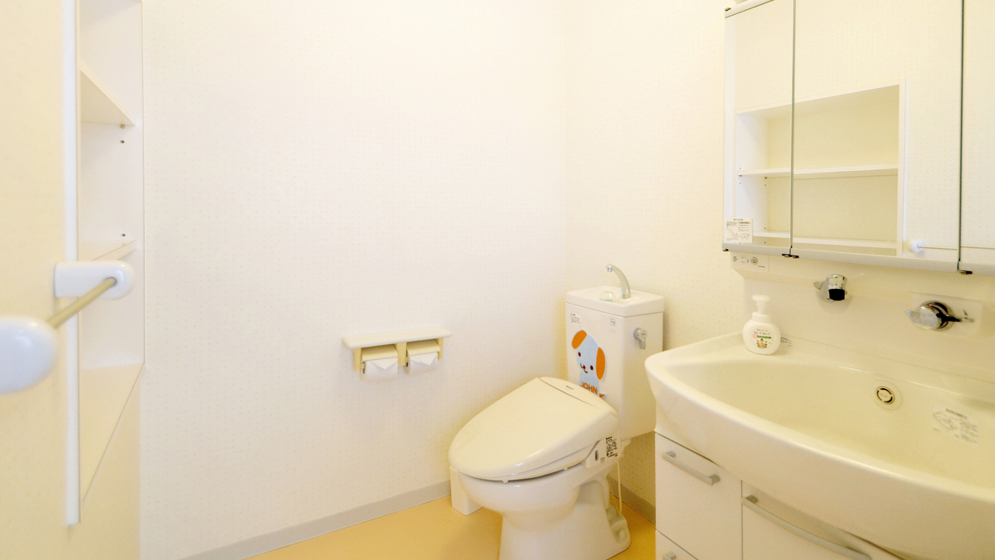 【別館２Fルーム】客室：シングル側に設置してあるトイレ・洗面台