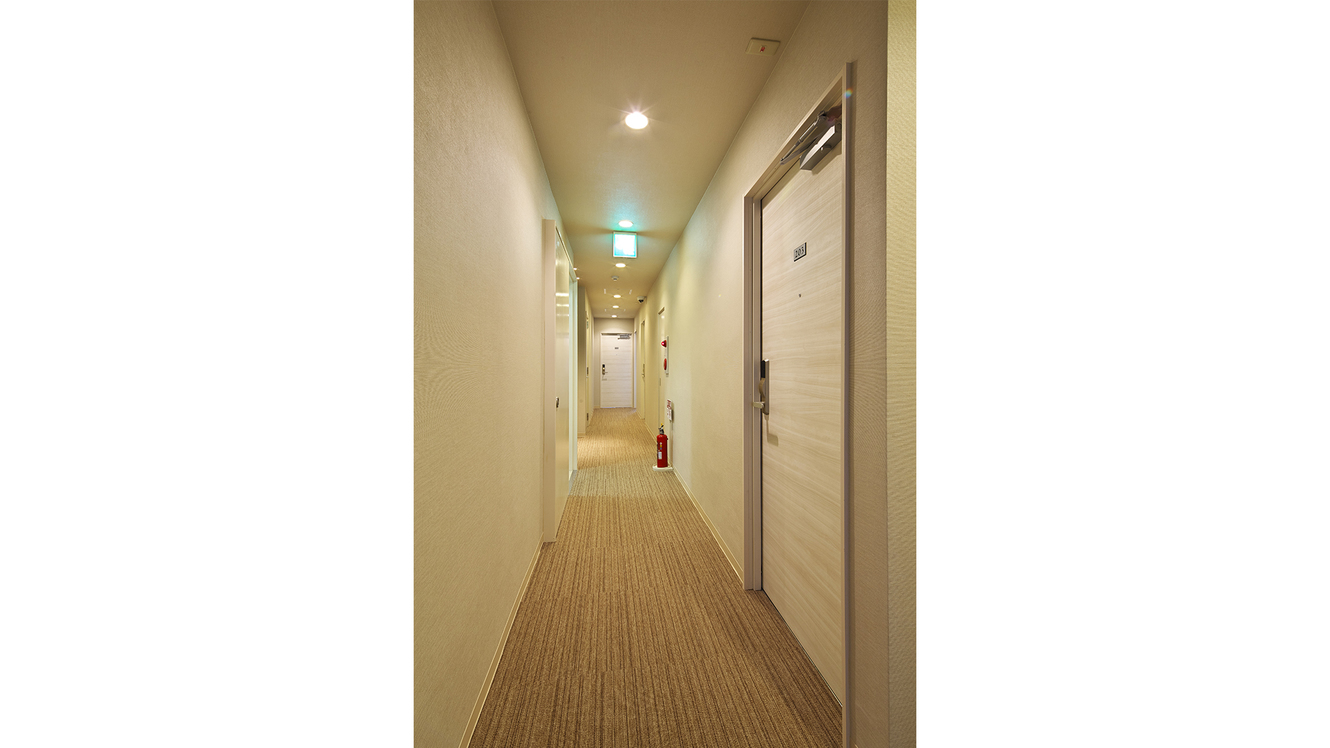 客室廊下：それぞれの階ごとに色のテイストが違います。ゆったり気品溢れる客室を階数ごとにコーディネート