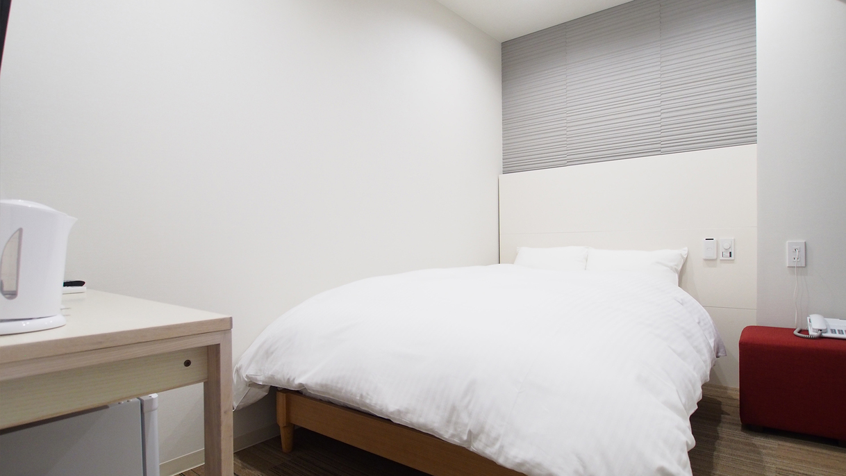 セミダブル：白を基調としたシンプルなお部屋。ストレスフリーのお部屋でゆったりとお過ごしください。