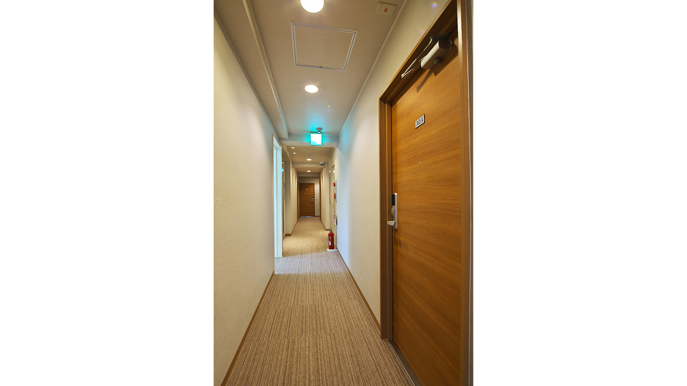 客室廊下：館内も木目調のドアからこだわり、とてもおしゃれで快適な空間です♪