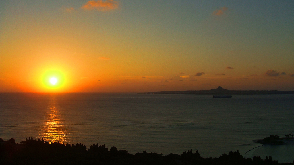 美ら海に沈む夕日