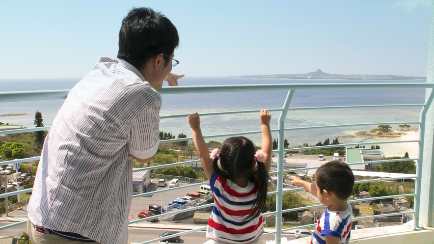 【眺望】バルコニーからは青い海と空、伊江島をのぞむ絶景が楽しめます。