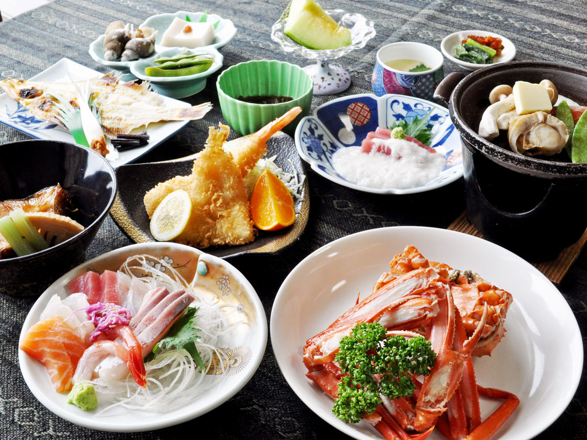 【グレードアップ夕食一例】紅ズワイガニ1杯付！日本海で獲れた魚介類を使いボリューム満点。（一例です）