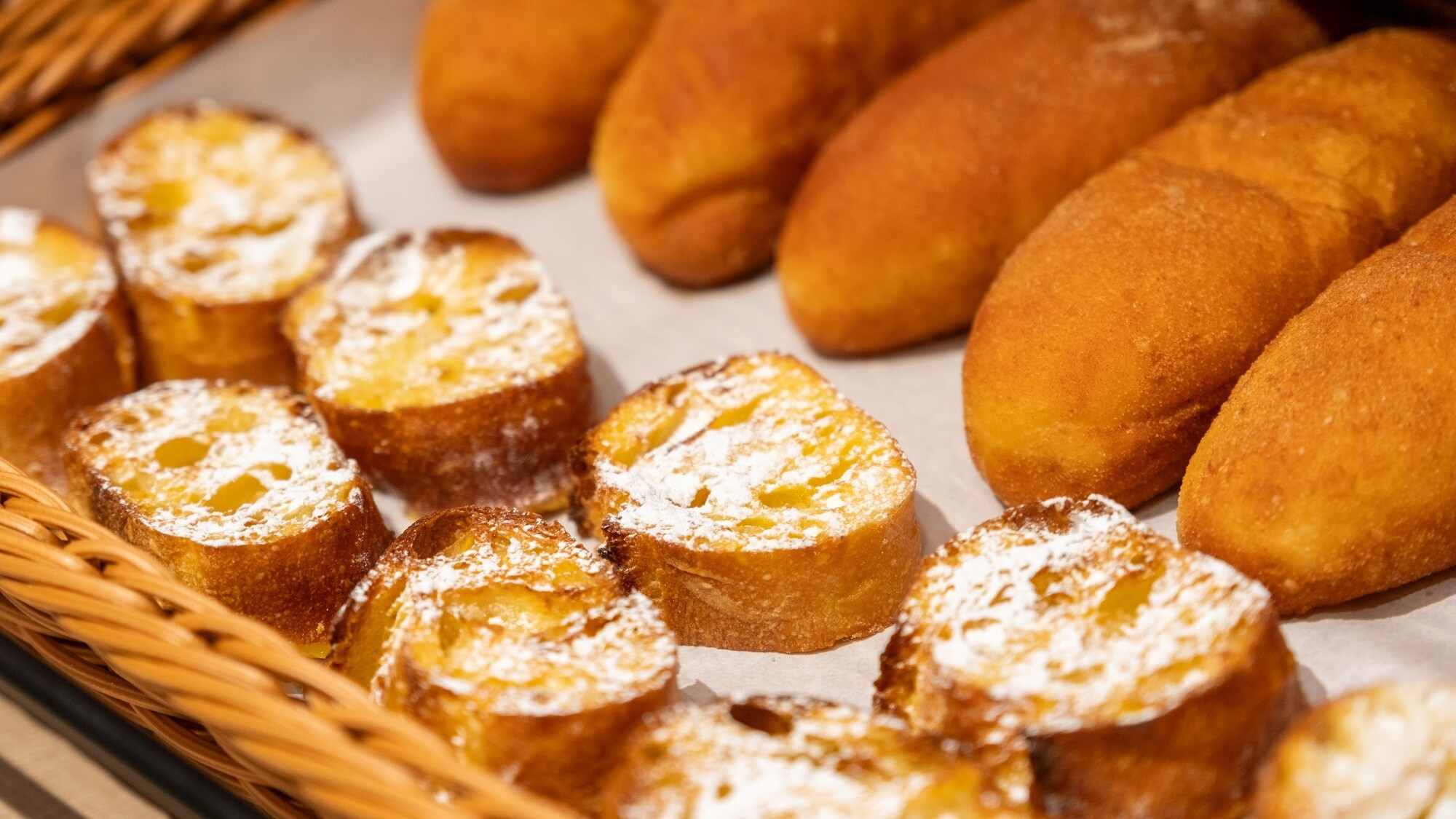  【朝食バイキング】老舗パン屋「SWEET」の 焼き立てパン