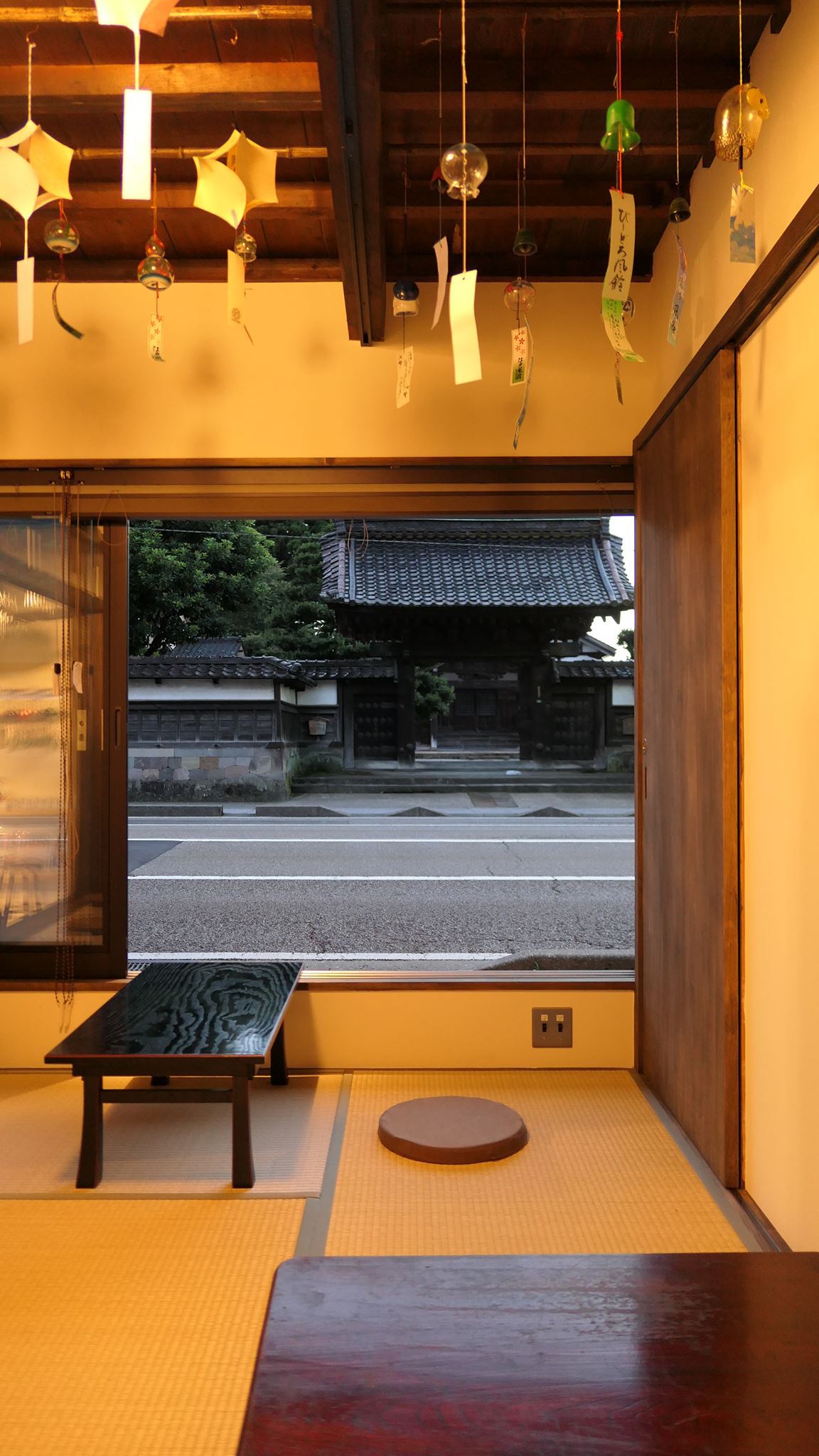 お寺を望むお部屋