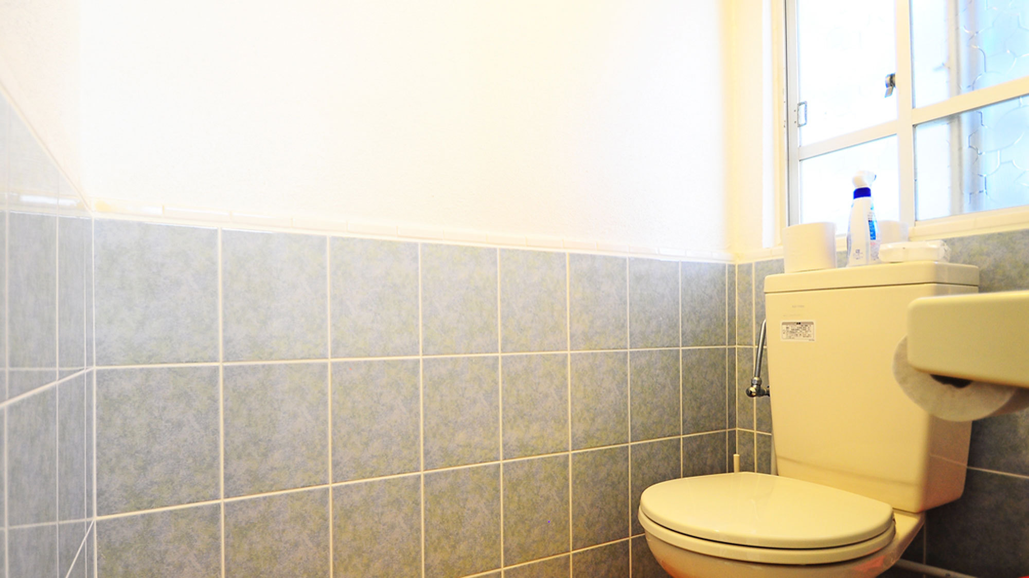 【トイレ】窓付きで通気性もよく清潔感のあるゆったりとしたトイレ