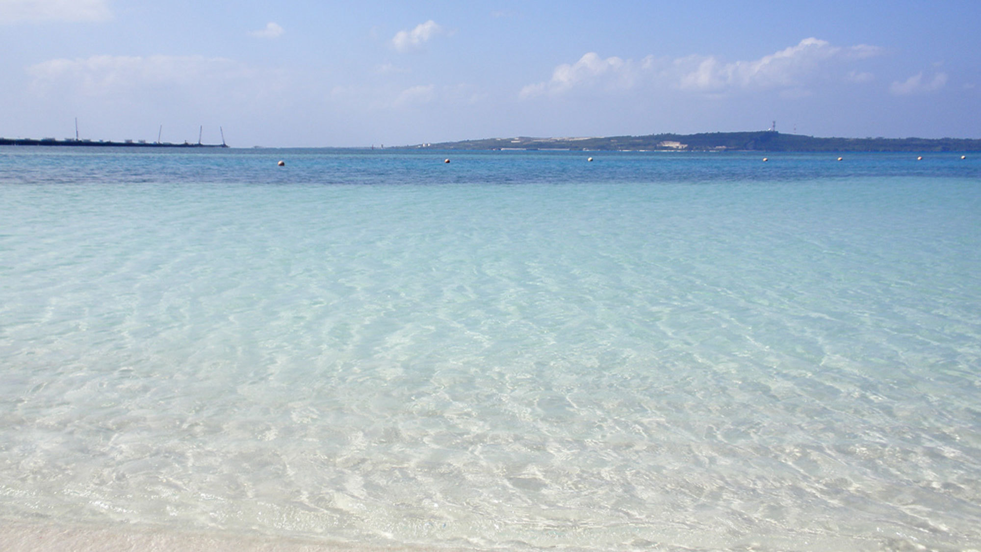 【周辺】海の透明感度が高いパイナガマビーチは地元にも観光客にも大人気のサンセットポイントです