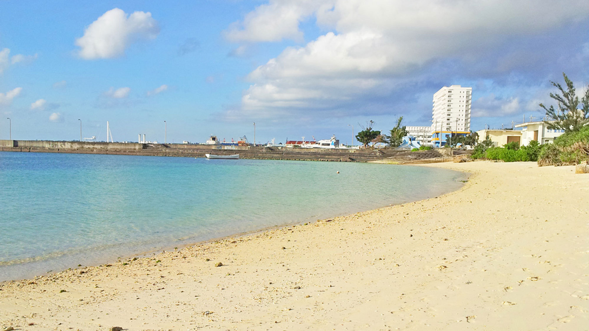 【周辺】市街地から一番近いパイナガマビーチは地元の人々に親しまれているビーチのひとつです
