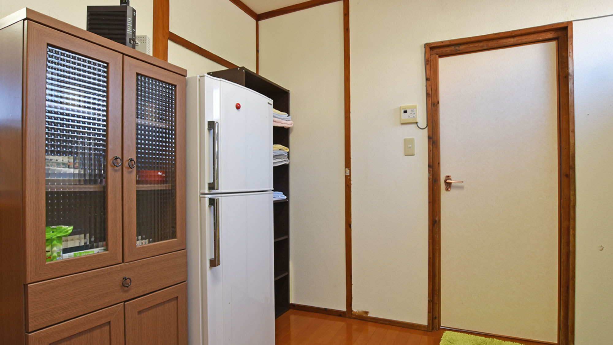 【キッチンスペース】冷蔵庫と食器棚※電子レンジあり