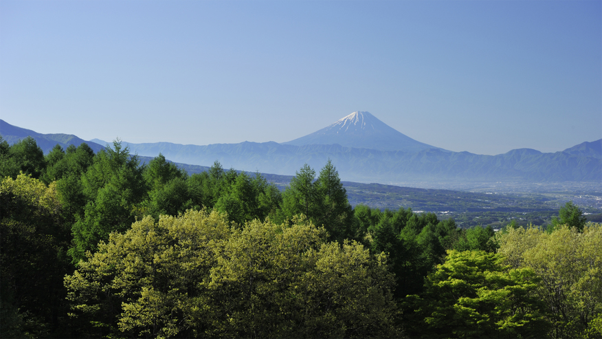 *【当館上空より】富士山や南アルプス、八ヶ岳を遥かに望む、森に囲まれた当館。森がくれる癒しと元気