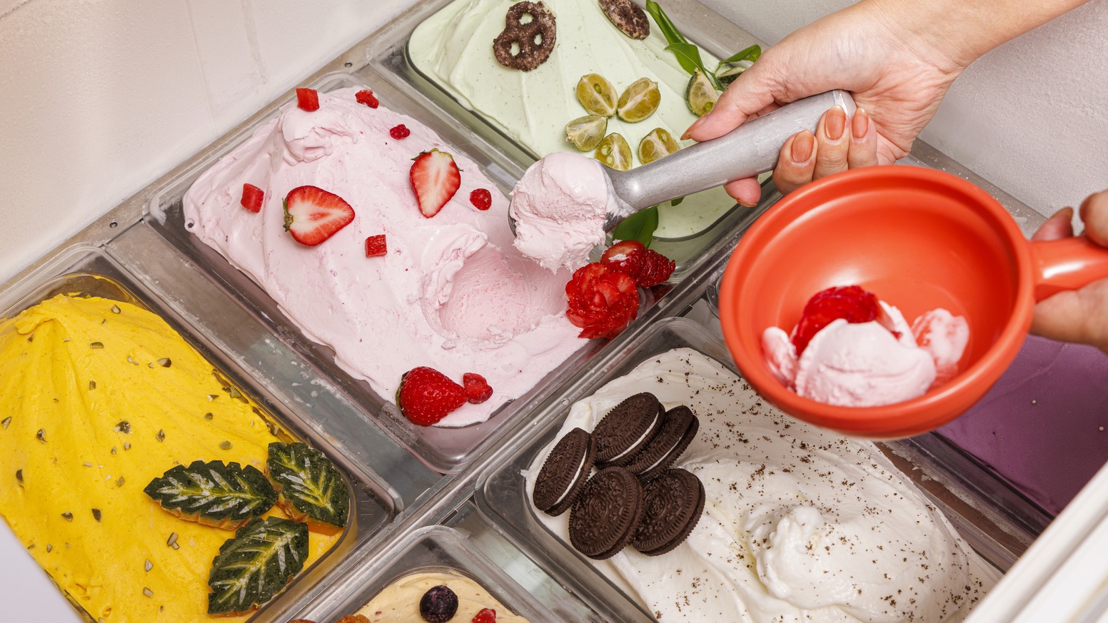 【朝食】月ごとに自家製オリジナルアイスクリームをご用意しております。