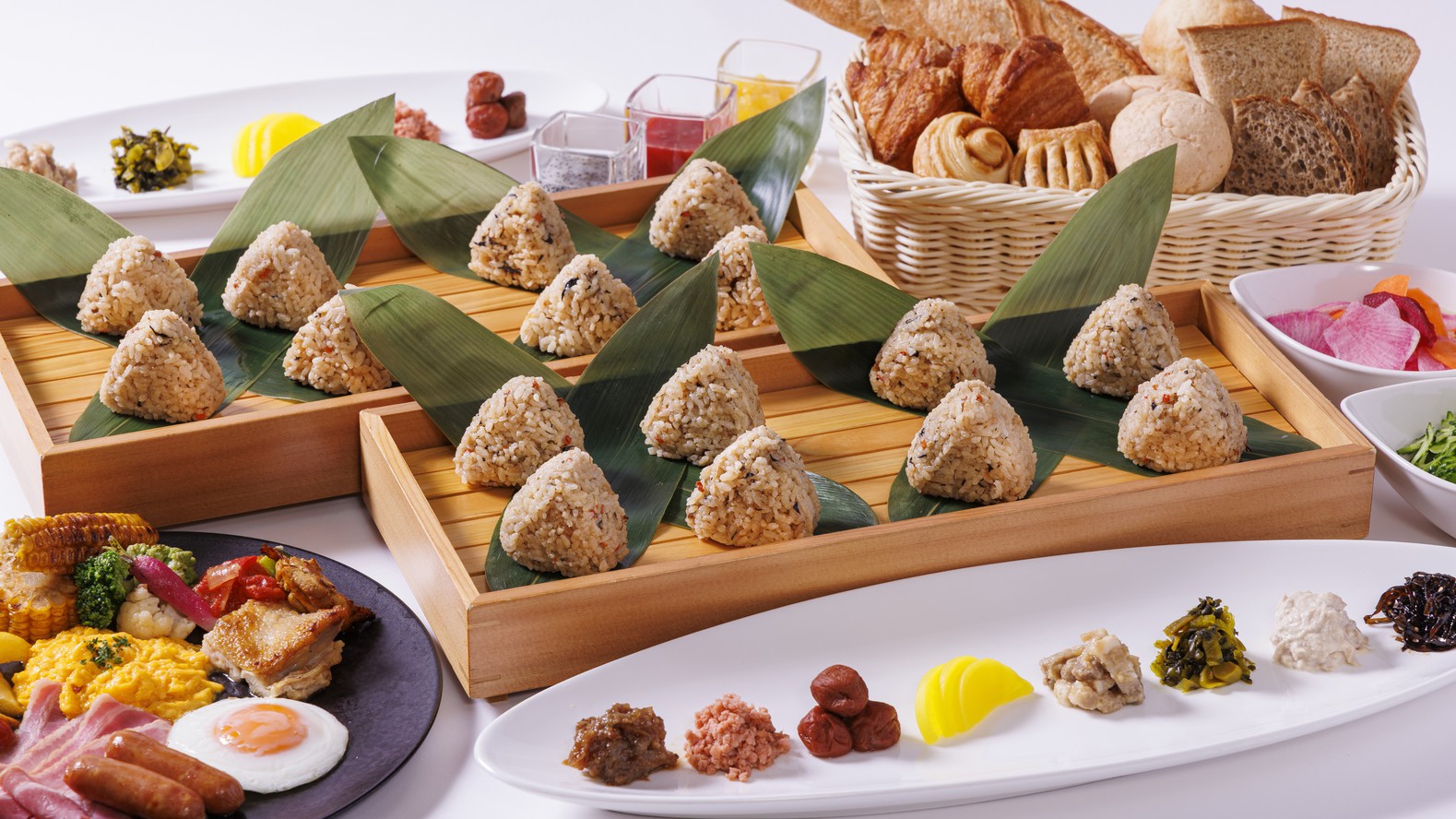 【朝食】ライブカウンターでは、おにぎりやお茶漬け、沖縄家庭料理のぼろぼろジューシーなどをご用意。