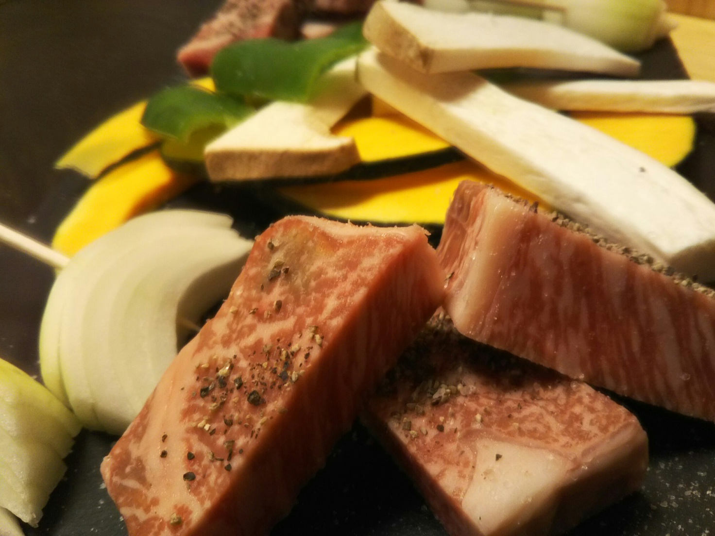 地産牛のロースステーキと季節の焼野菜（炭火焼）
