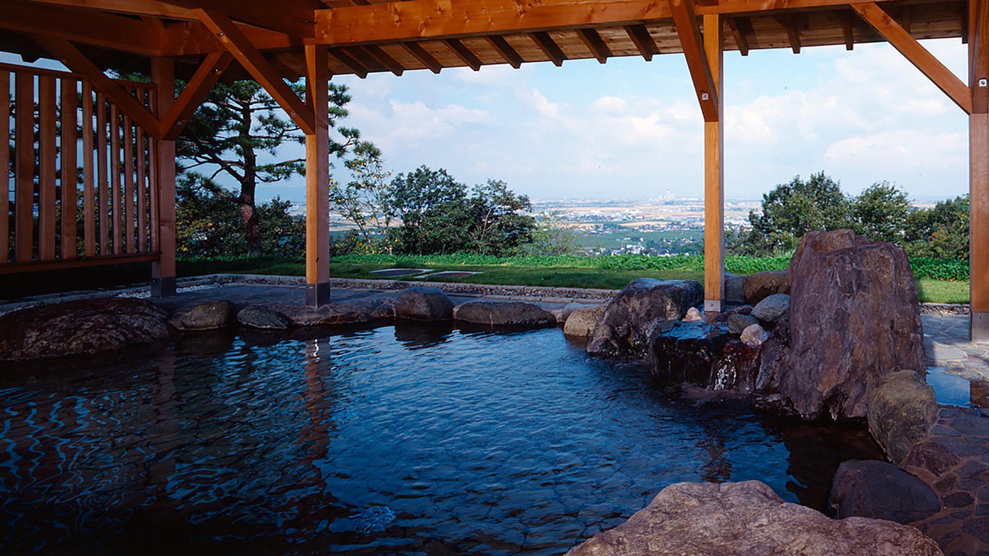 富山平野・富山湾を一望できるとても開放的な露天風呂