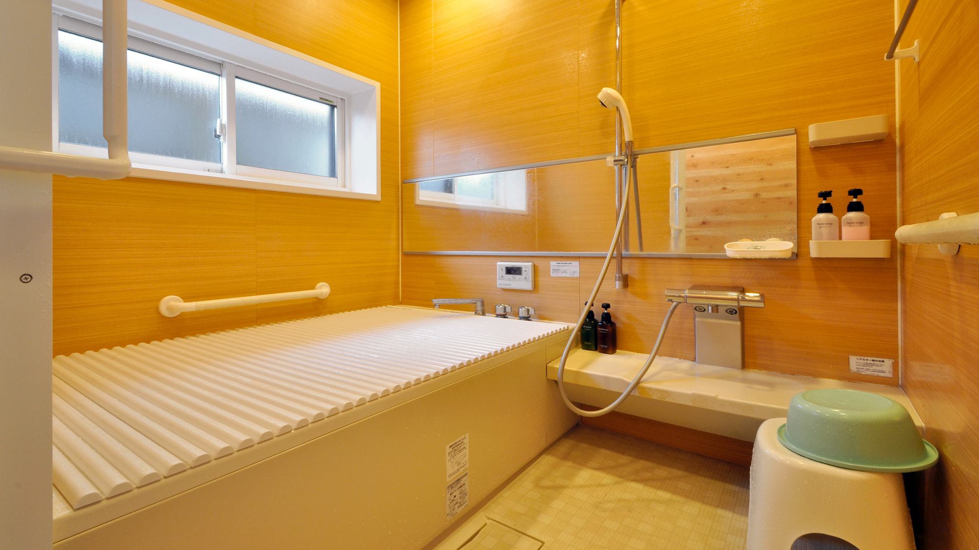 【共用風呂①】家族風呂サイズの浴室が館内に二か所ございます。