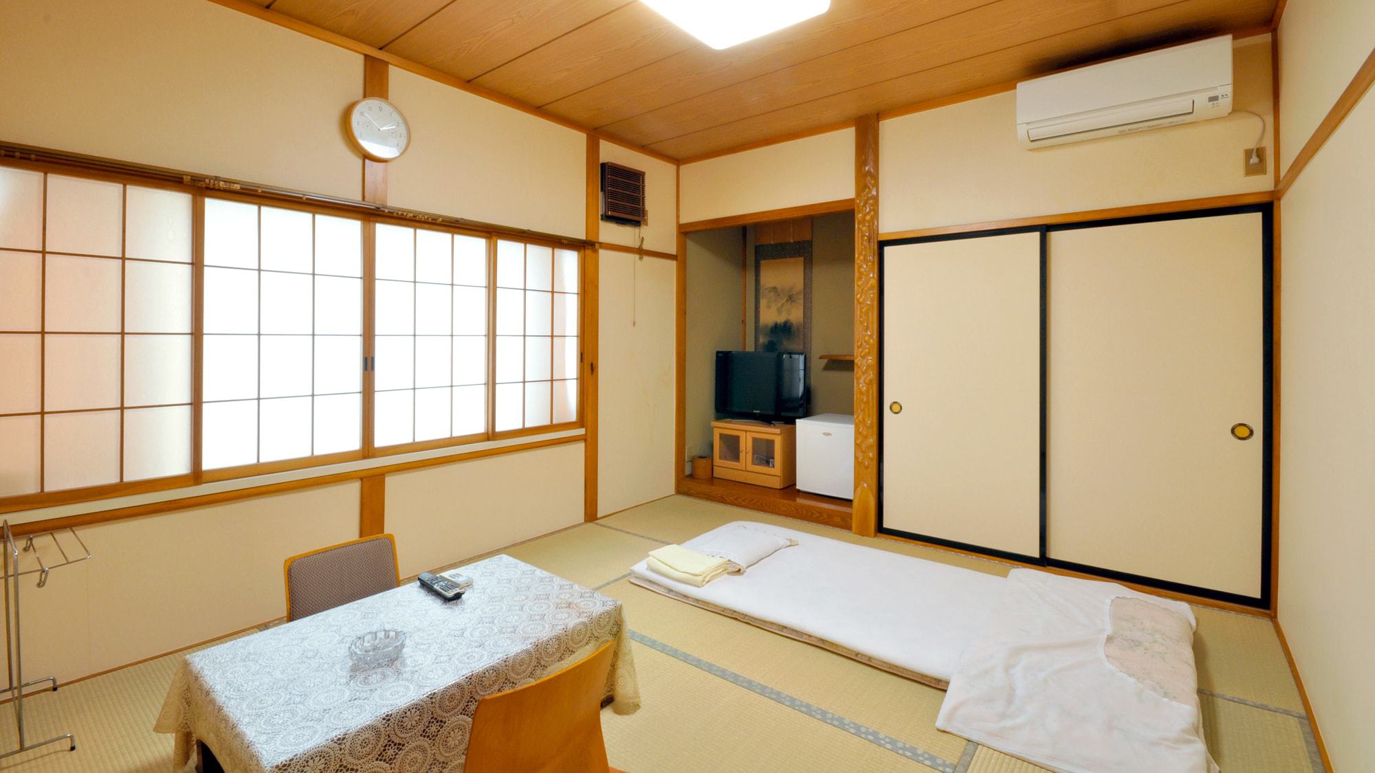 【和室10畳】当館で一番広く、ご家族等でのご利用にぴったりの和室のお部屋でございます。