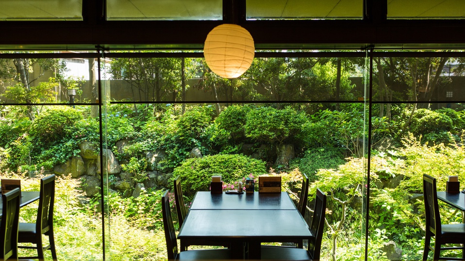 *【レストランあじさい】日本庭園を眺めながらのお食事です