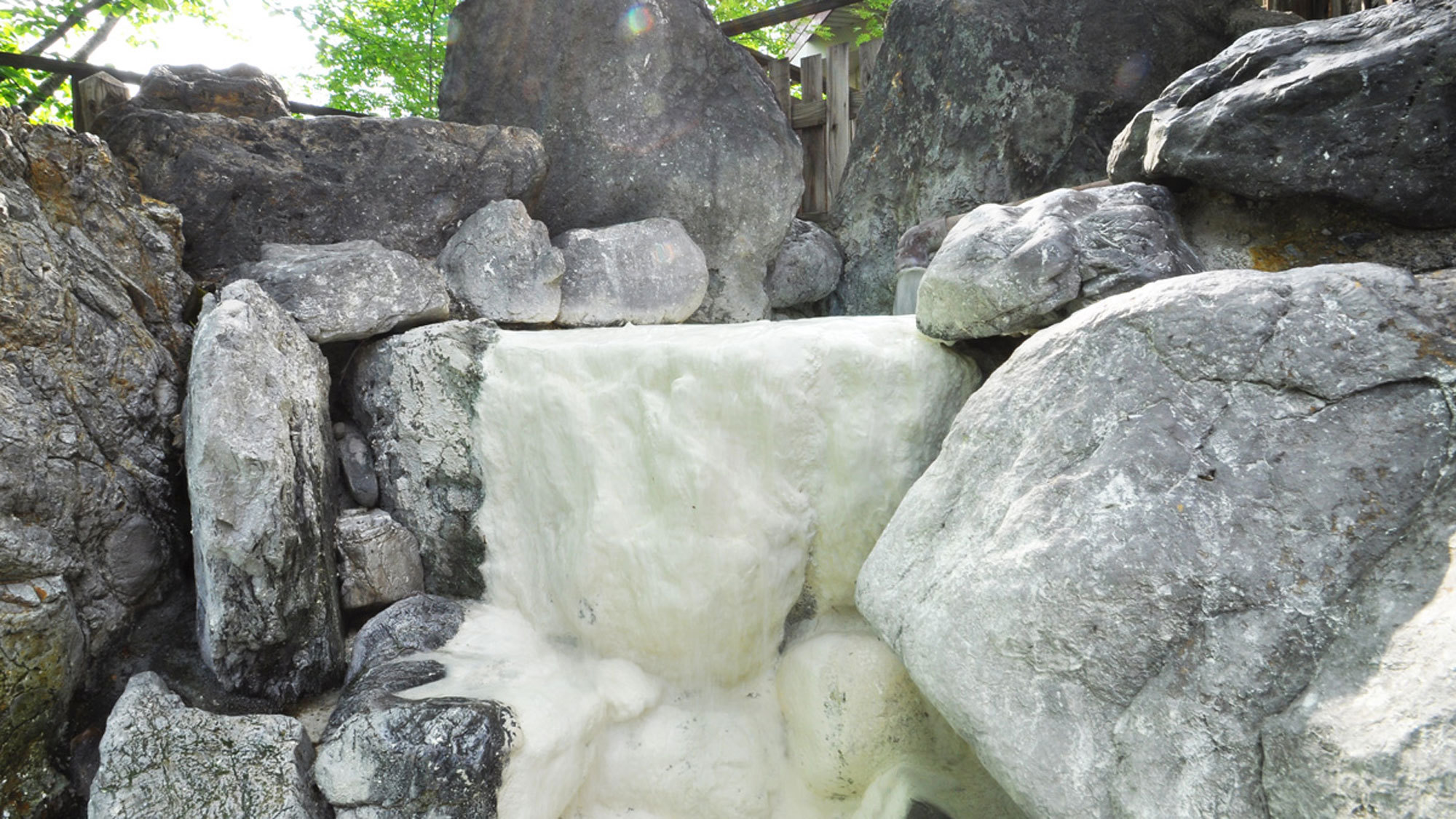 【湧出口】含有している硫黄成分によって真っ白に染まっています