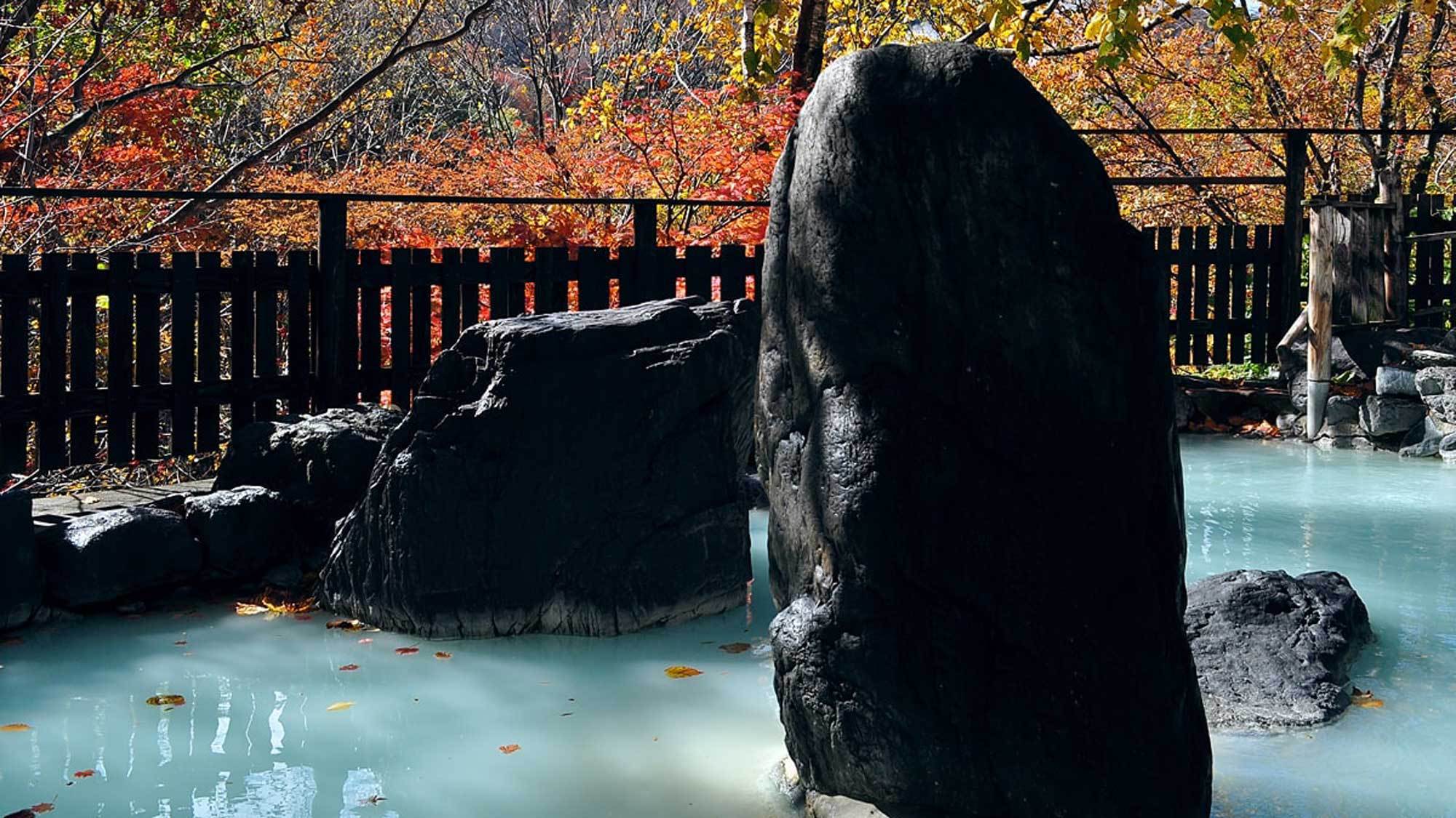 【混浴露天風呂（秋）】紅葉を愛でながらの湯あみ、贅沢なひと時を