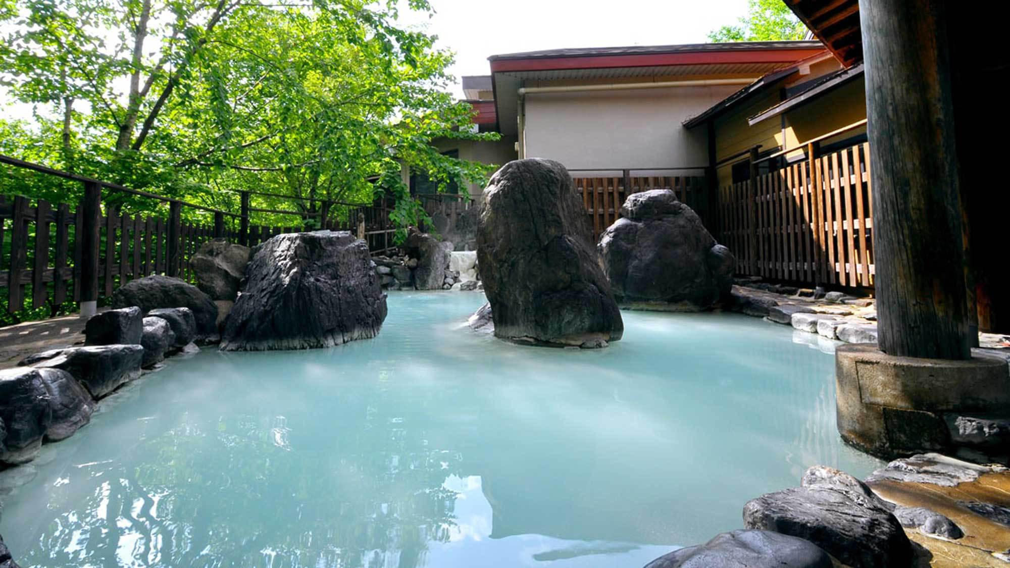 【混浴露天風呂】緑青を流し込んだような乳白色の湯