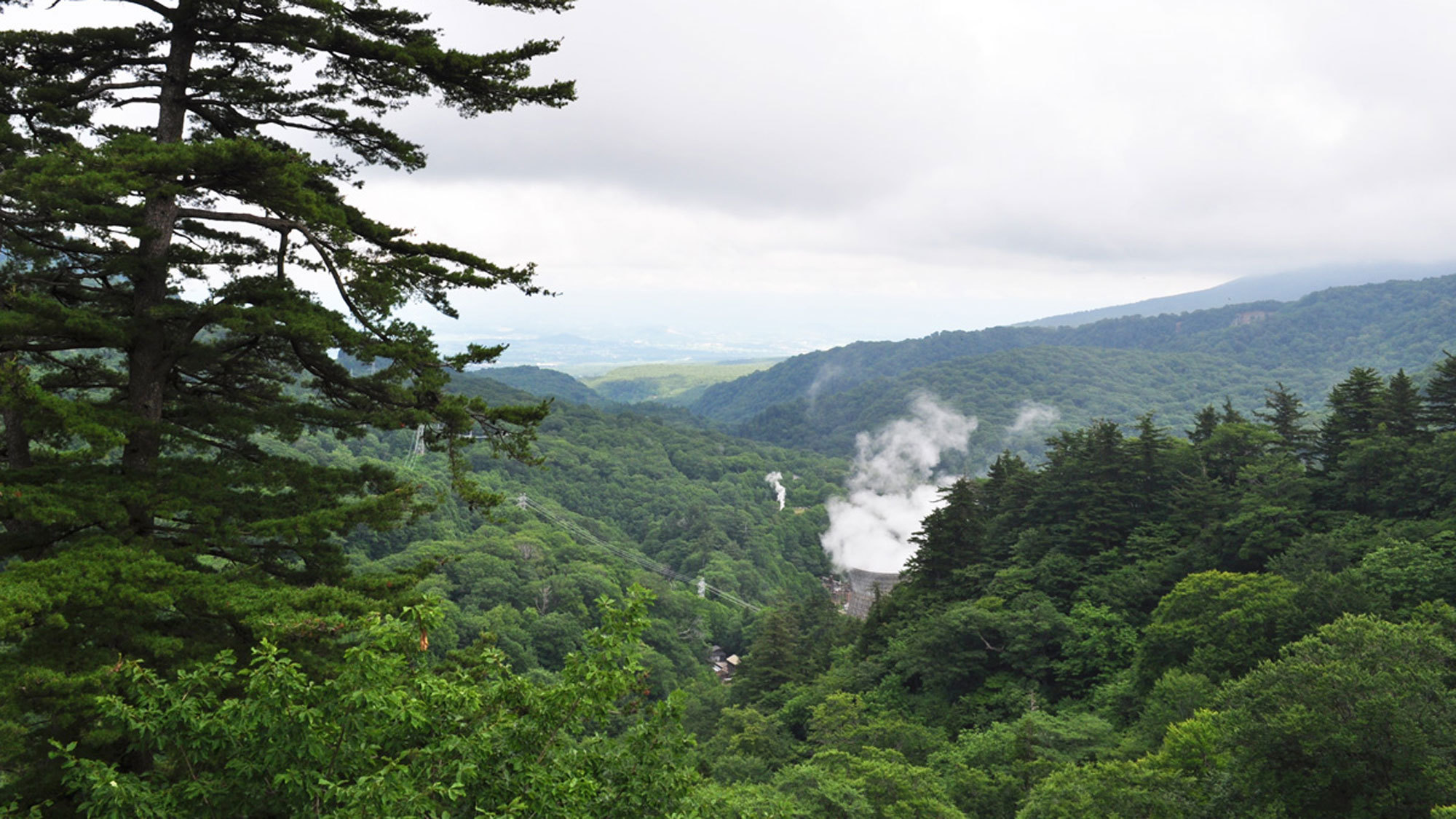 【周辺・松川大橋】紅葉の名所松川大橋より望む地熱発電所