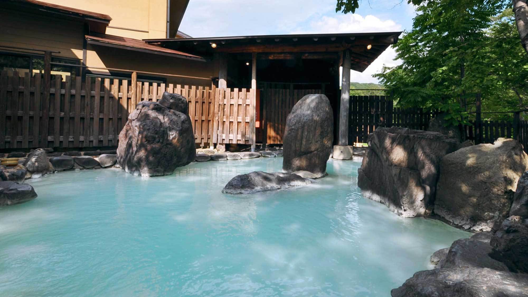 【混浴露天風呂】天気によってお湯の色が変わって見えます