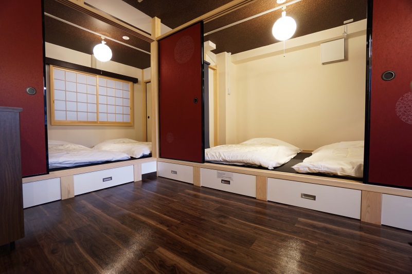 寝室は、広々とした小上がりの畳スペース