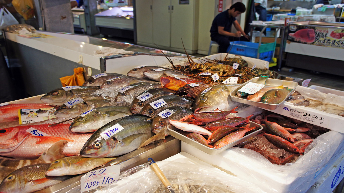 【泊いゆまち】ホテルから車で8分！新鮮な島の魚がズラリ！