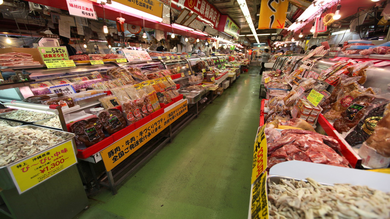 【公設市場】沖縄の台所！なかなか見られない沖縄独特の食材が並びます！