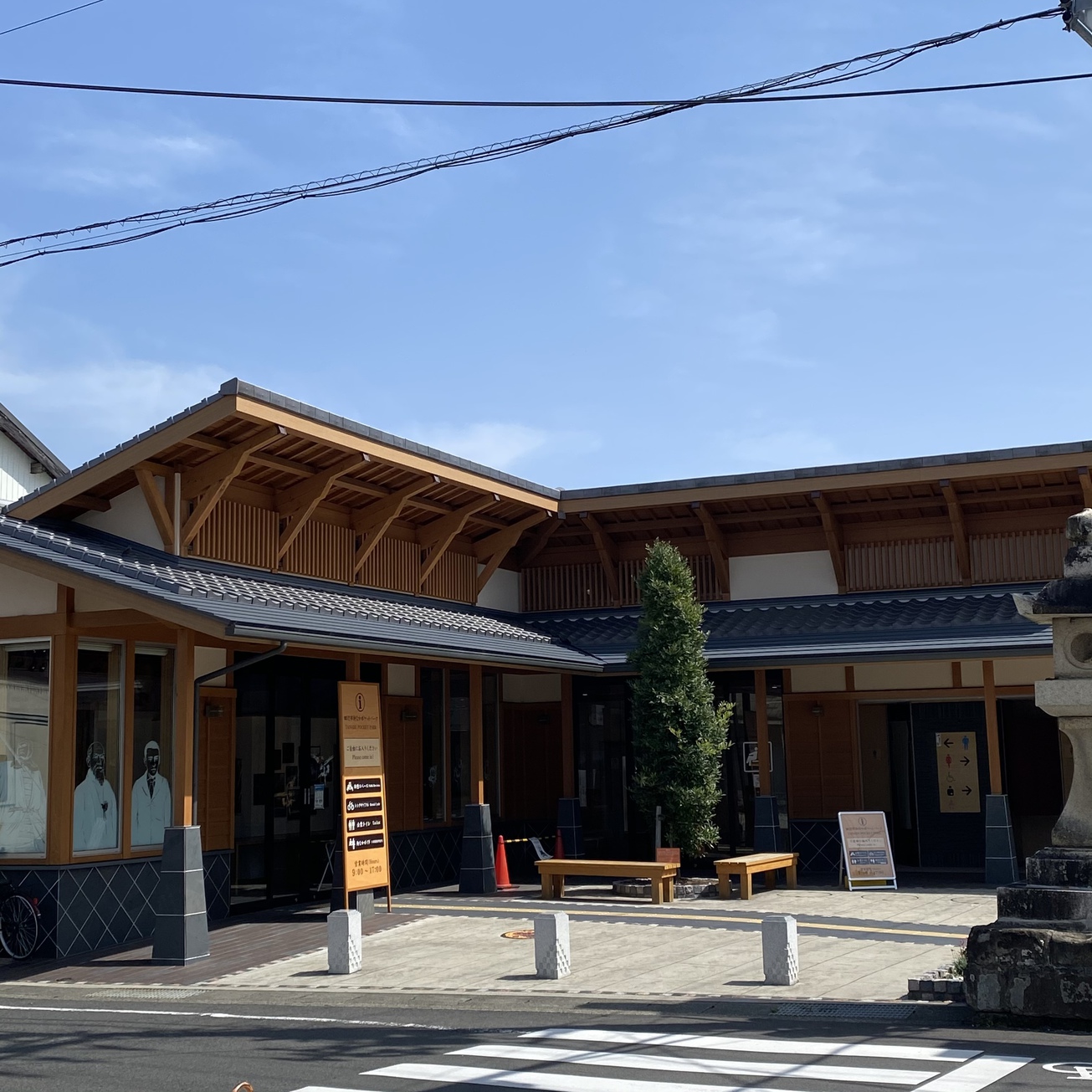 闘鶏神社門前のお土産施設