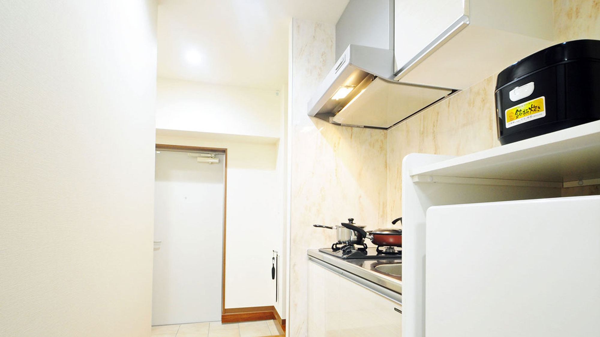 【客室】シングルルームのキッチンも機能的なビルドインコンロです