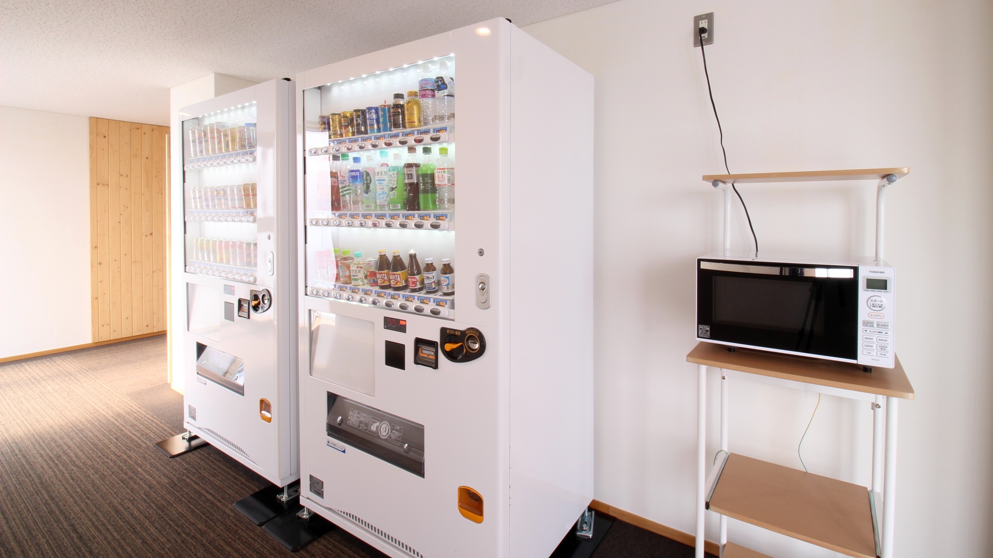 *【自動販売機/レンジ】ソフトドリンクから酒類まで取り揃えております