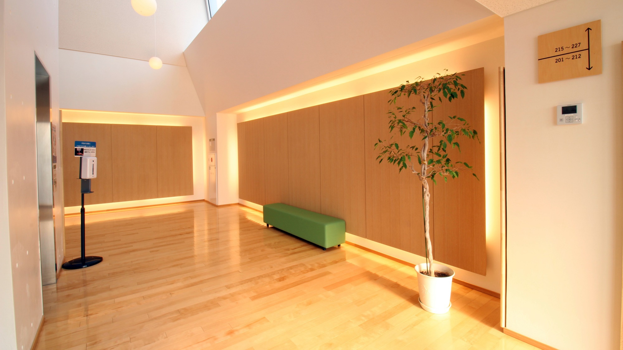 *【エレベーターホール】お部屋は2階にございます。階段もしくはエレベーターをご利用ください