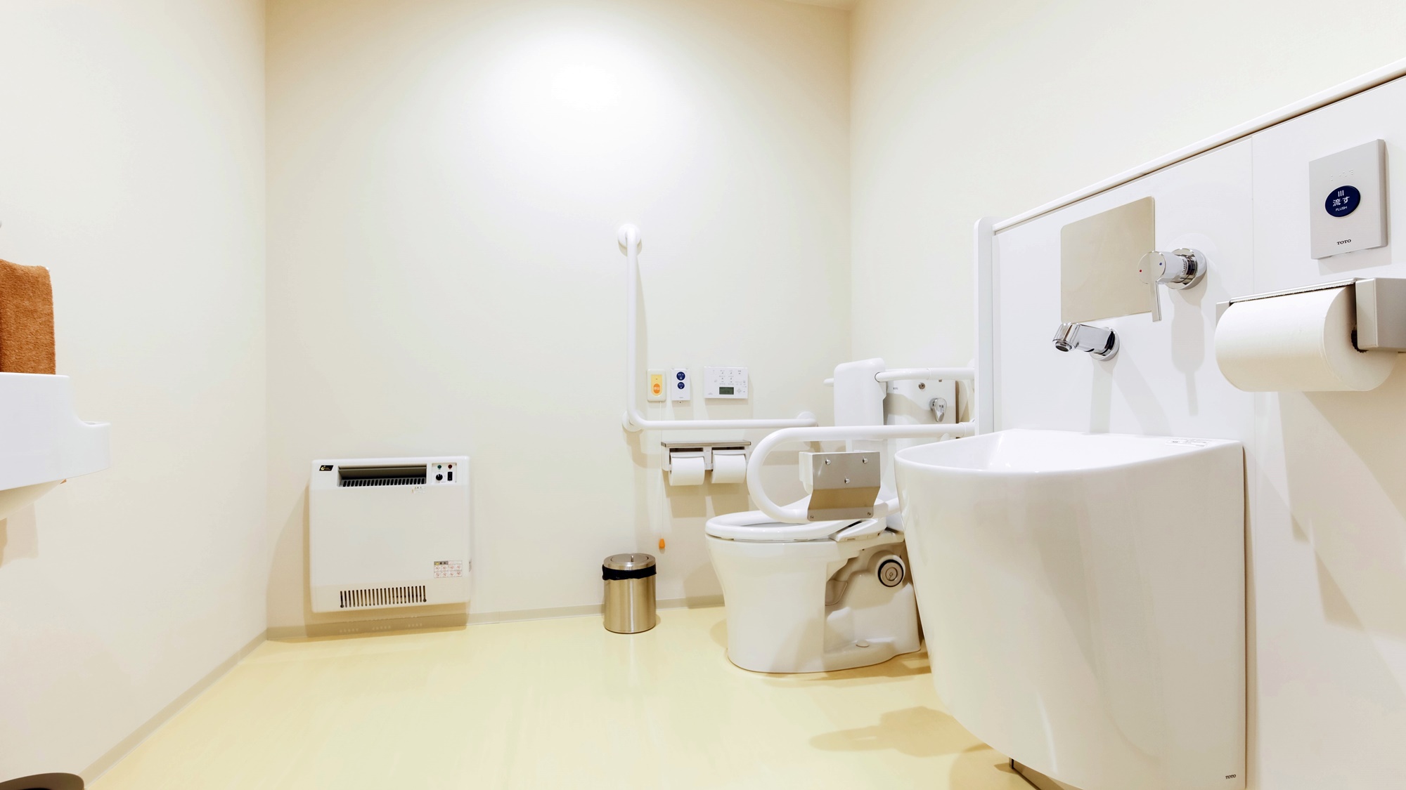 *【洋室バリアフリールーム】トイレは誰でも使いやすいよう設計されています