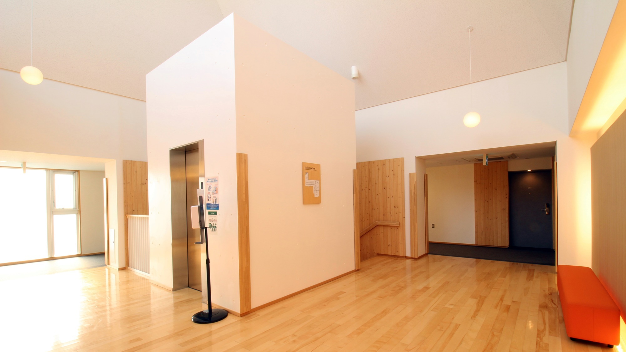 *【エレベーターホール】お部屋は2階にございます。階段もしくはエレベーターをご利用ください