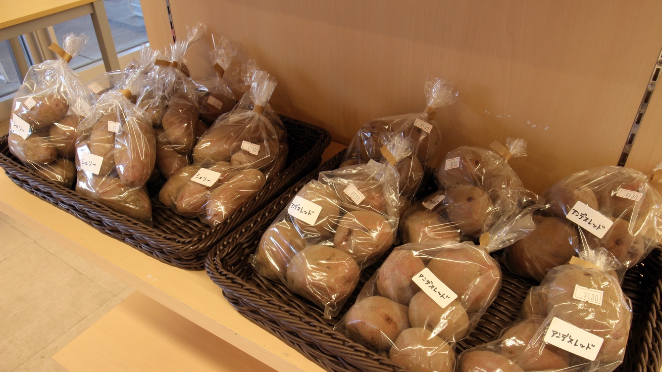 *【ショップあえーる(売店)】地元野菜コーナー/採れたて新鮮な地元野菜が並びます