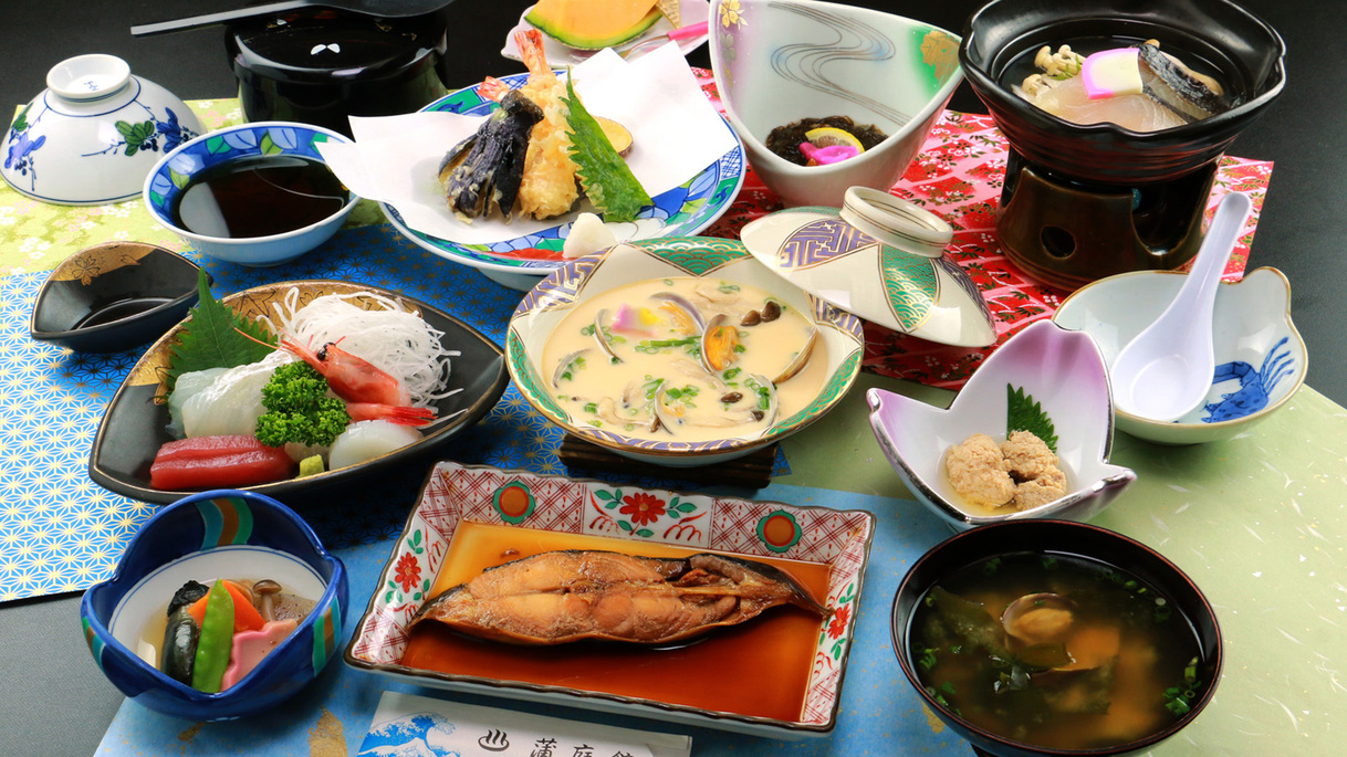 【夕食一例】旬の素材と海の幸をふんだんに使用した名物料理