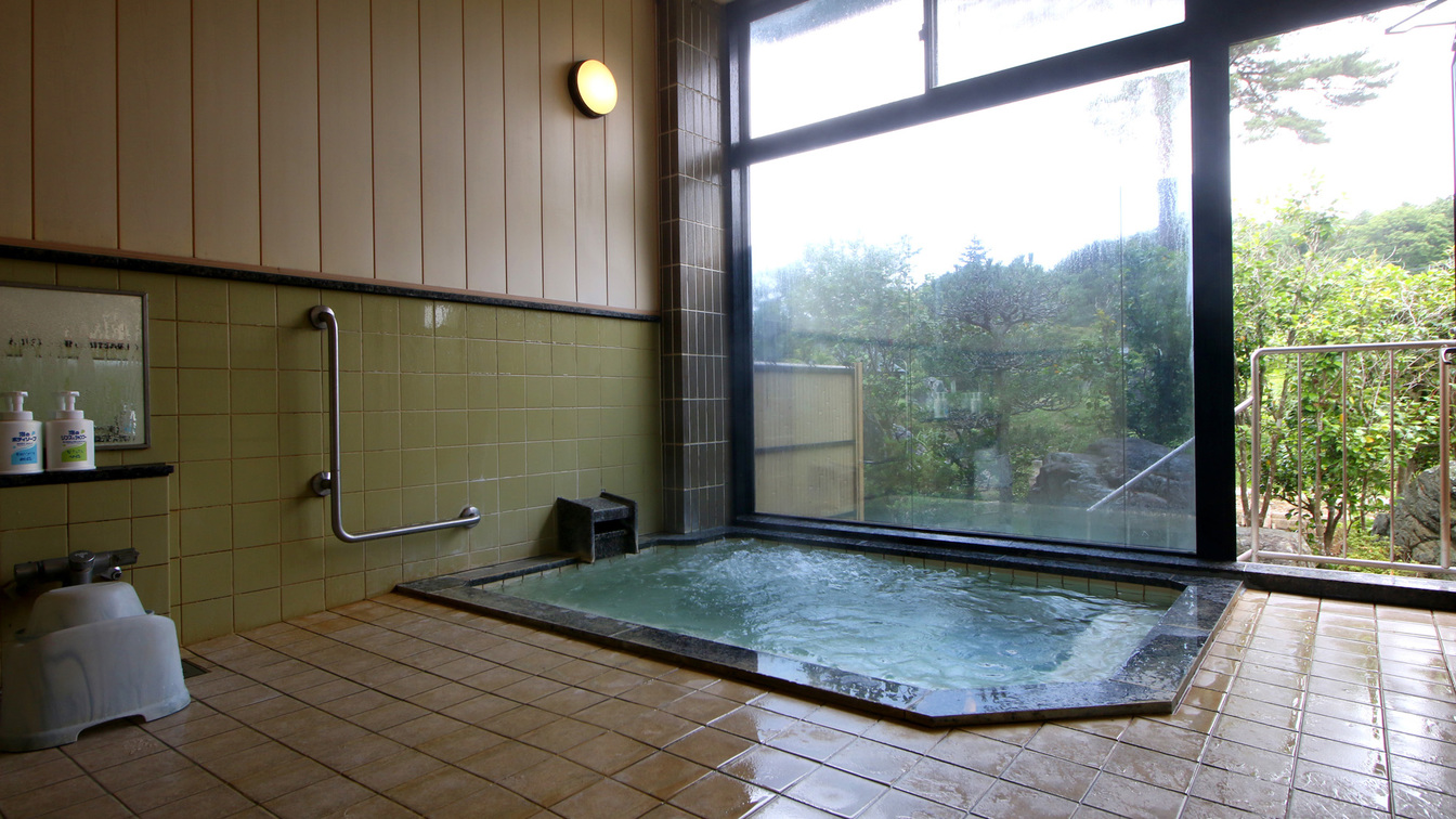 炭酸泉のお風呂は庭園を眺めながらご入浴出来ます。