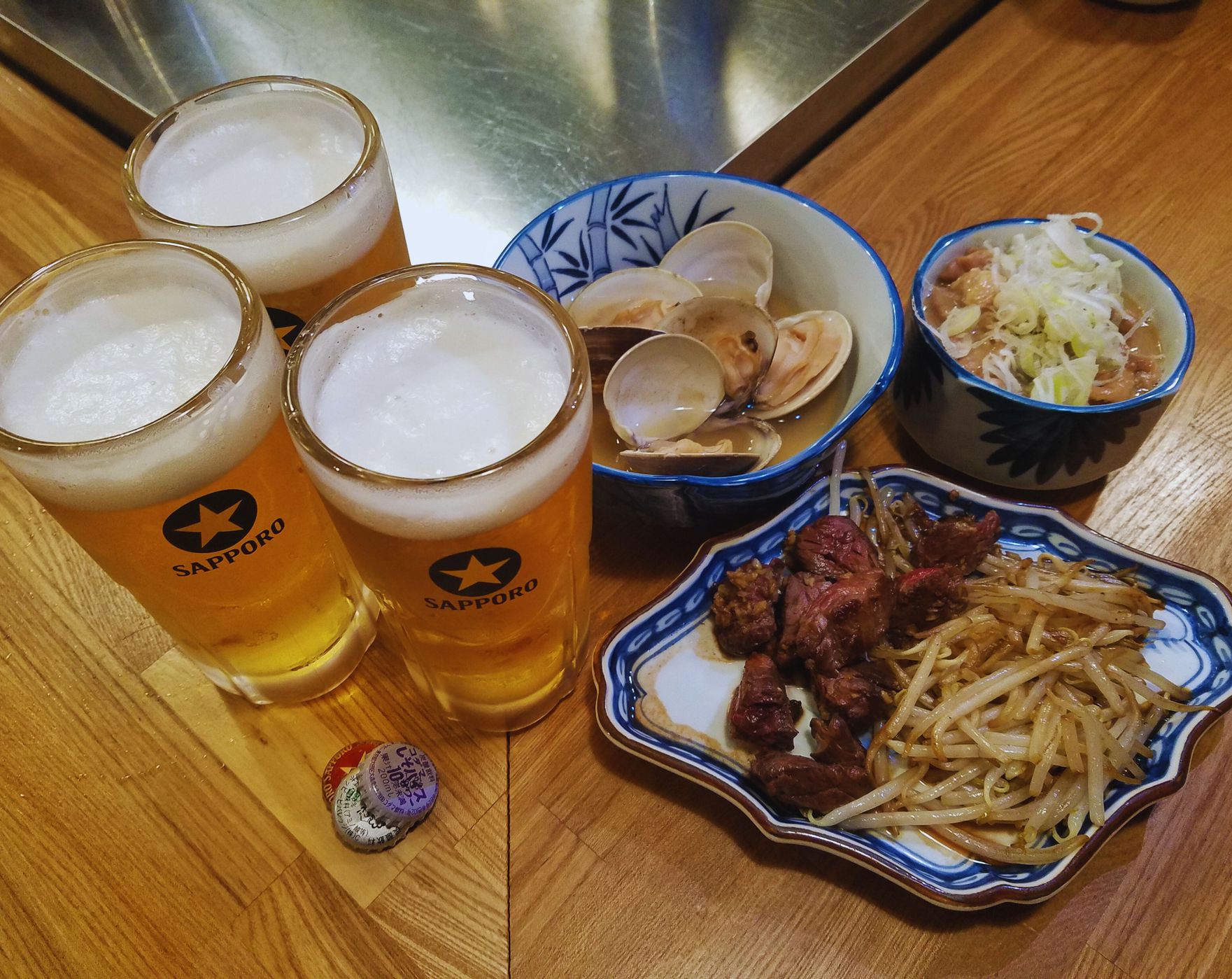 一階にある居酒屋でせんぺろや沖縄料理のメニューを堪能しましょう！