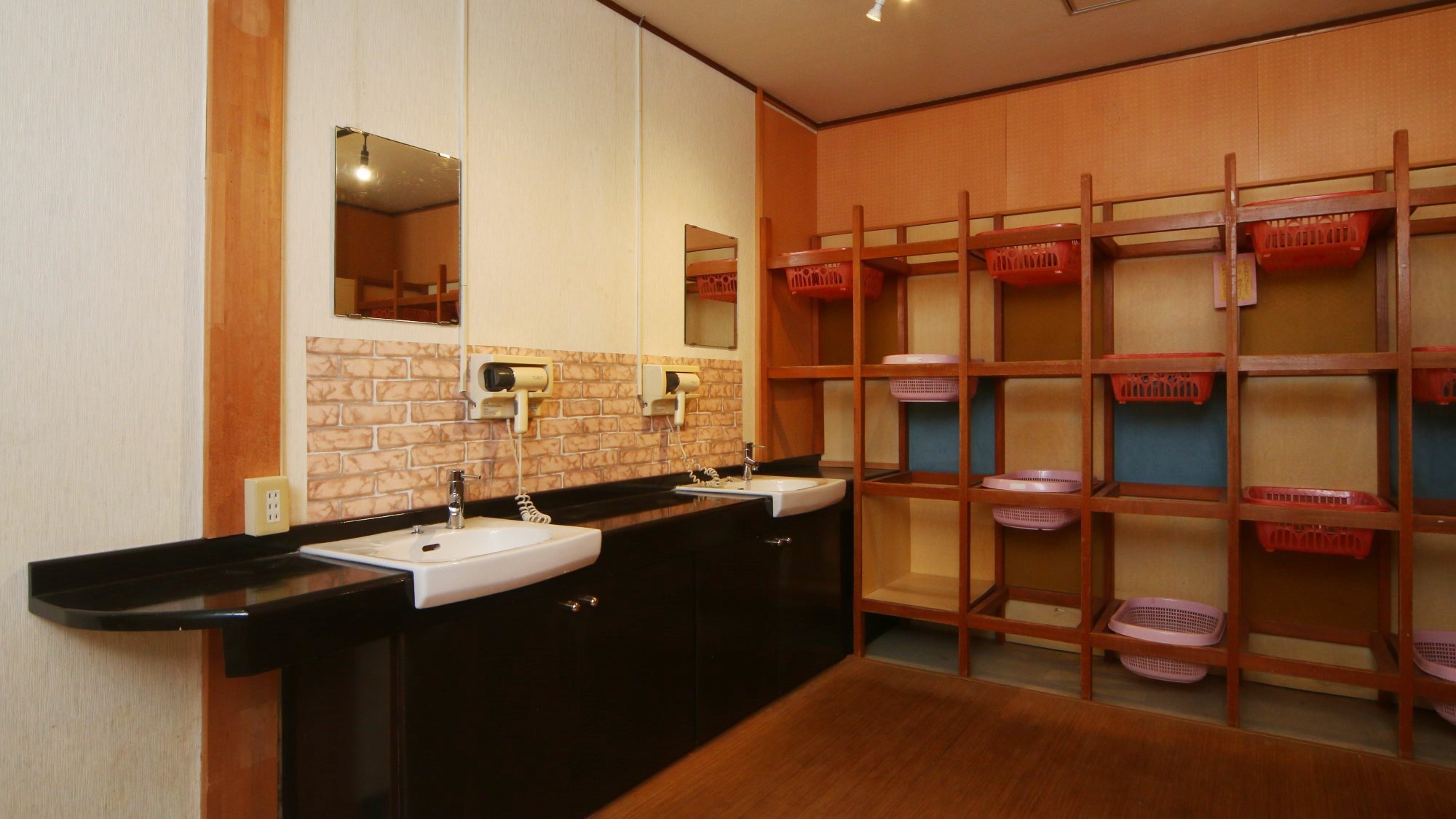 お風呂脱衣所女性風呂の洗面台からお湯が出るようになりました！