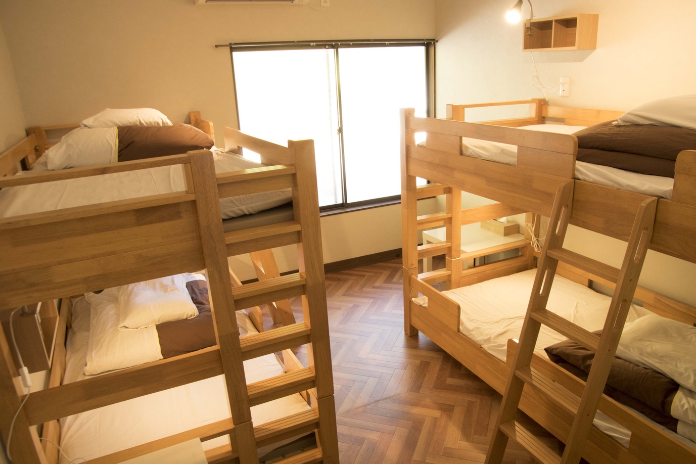 2段ベッド2台付4名様までご宿泊可能な個室・男女共用のドミトリー（4人部屋）