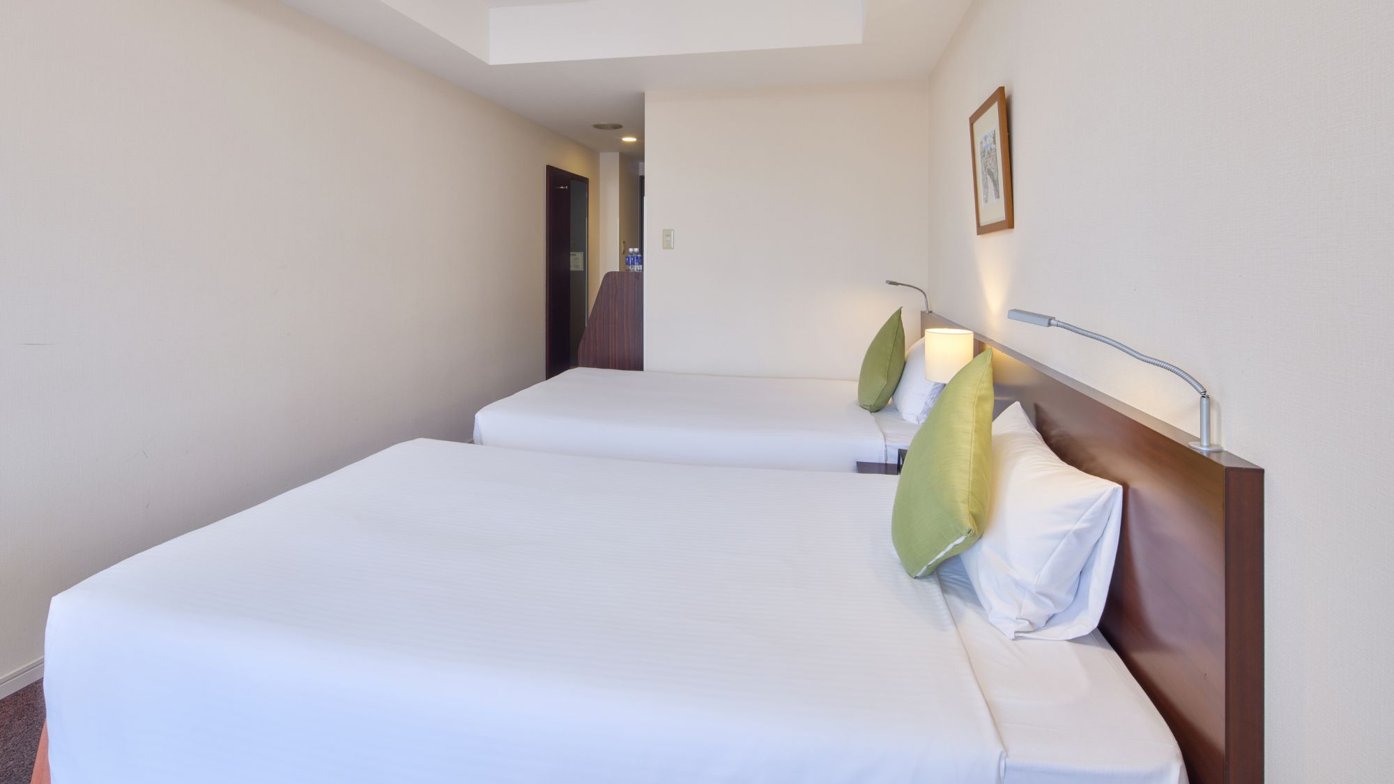 【フィールドパークタワー】スタンダードツインルーム バルコニーを完備したシンプルな洋室。