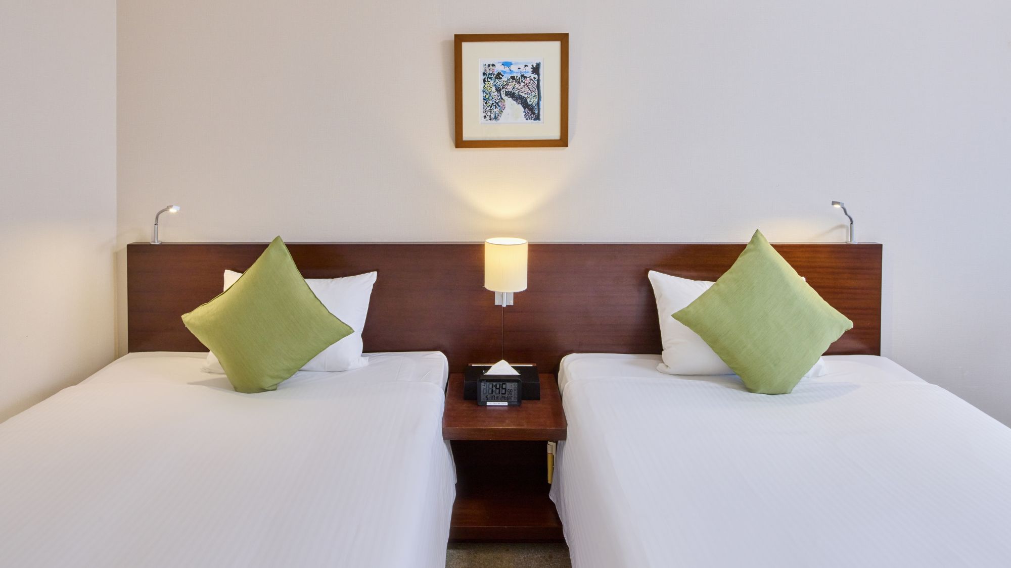 【フィールドパークタワー】スタンダードツインルーム バルコニーを完備したシンプルな洋室。