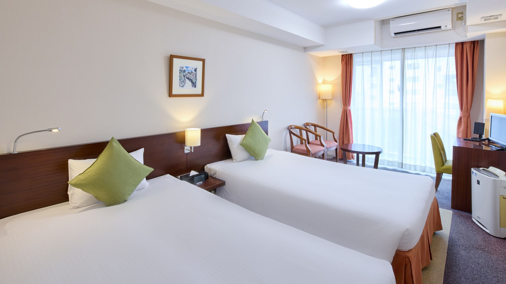 【フィールドパークタワー】スタンダードツインルーム バルコニーを完備したシンプルな洋室。