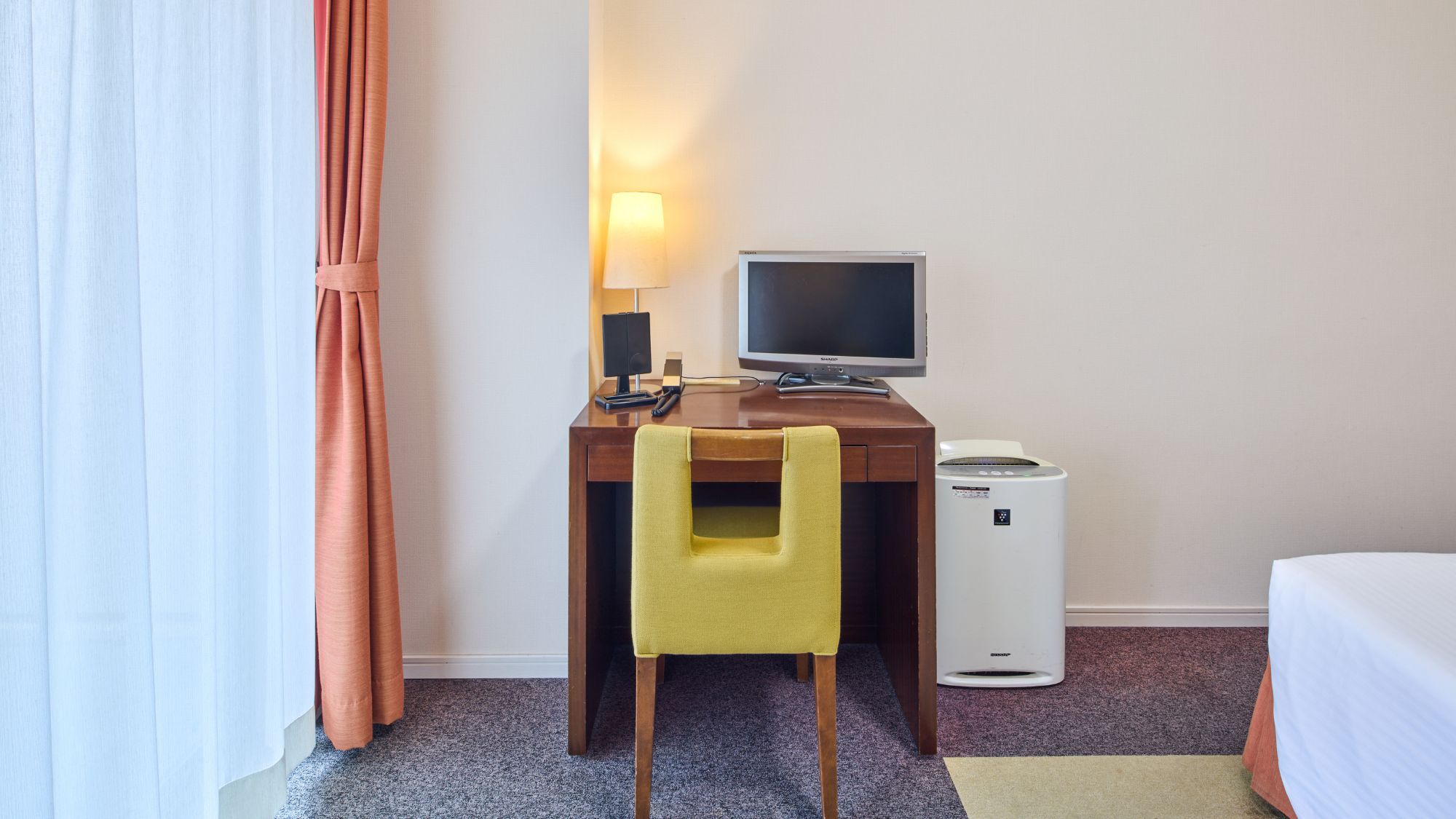 【フィールドパークタワー】スタンダードツインルーム バルコニーを完備したシンプルな洋室。