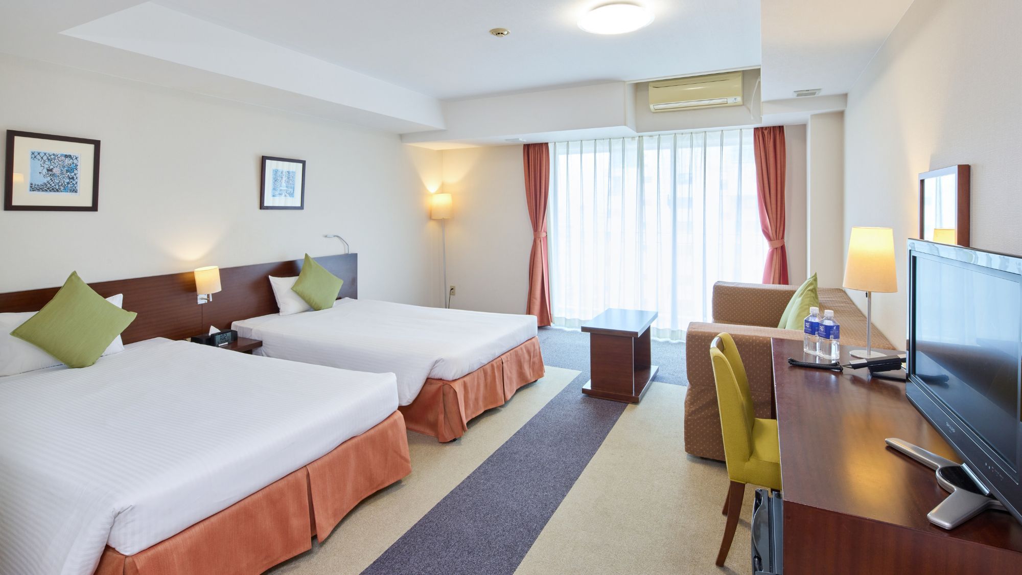 【フィールドパークタワー】ユニバーサルツイン 安全面に配慮した全面フラット設計の洋室、バルコニー付