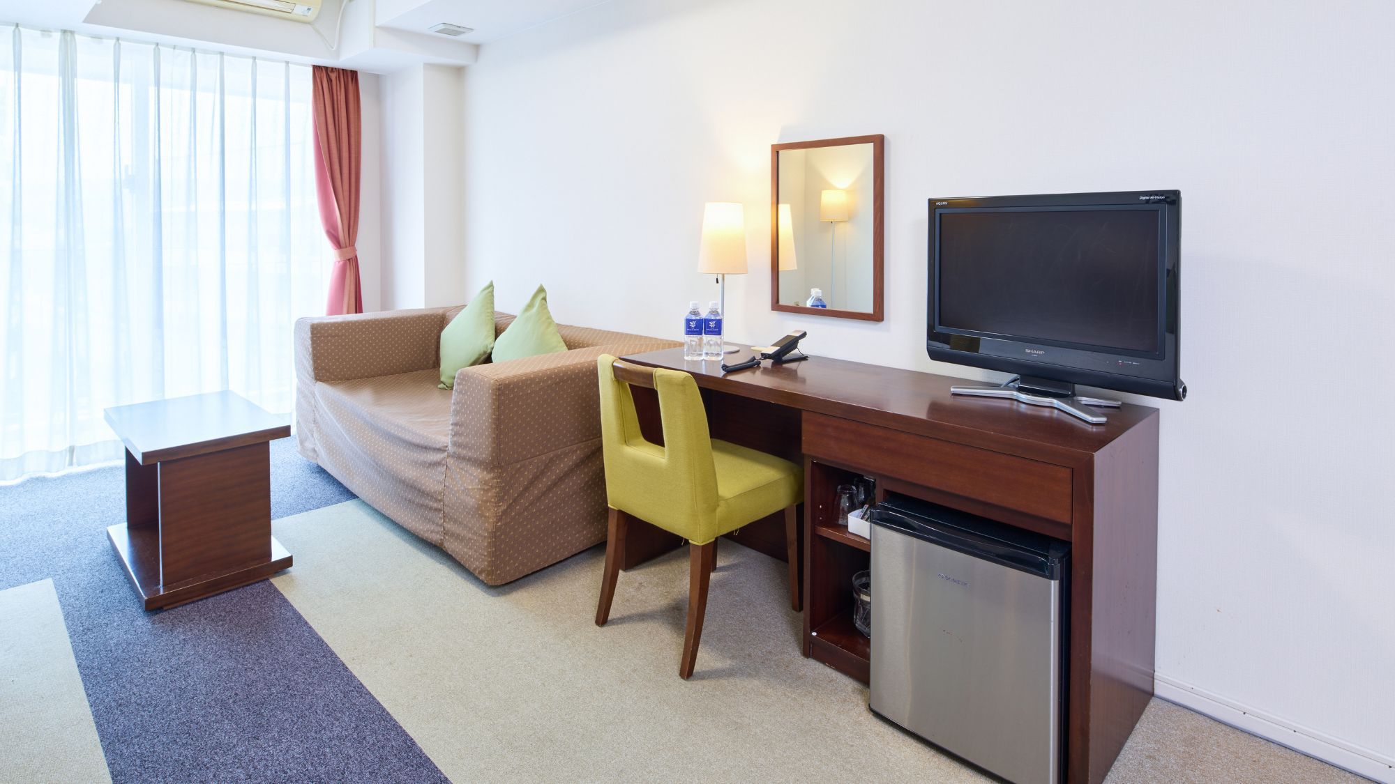 【フィールドパークタワー】ユニバーサルツイン 安全面に配慮した全面フラット設計の洋室、バルコニー付